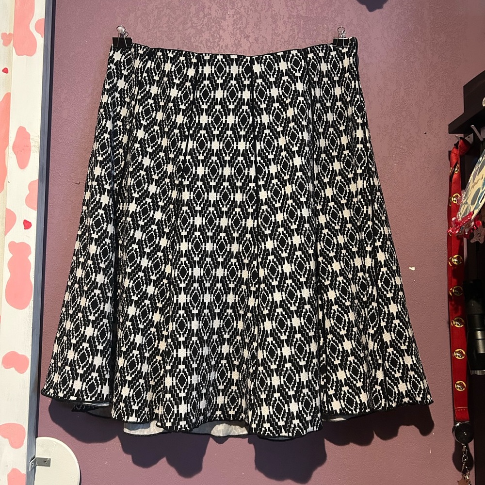 Chic Monochrome Patterned Midi Skirt